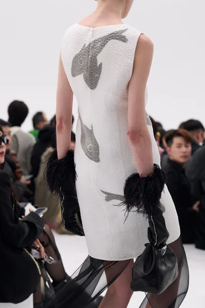 Look 100